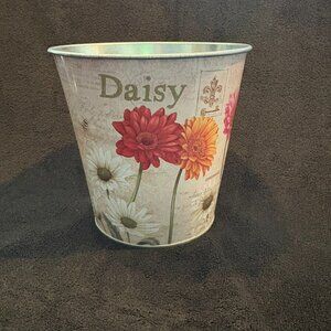 Metal daisy vase/pot 4.5 inches tall, 4.5 inches in diameter